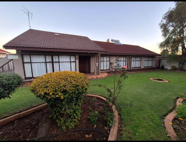 4 BEDROOM FREESTANDING FOR SALE IN VANDERBIJLPARK SE 2